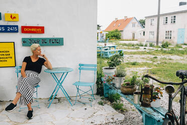 Woman in outdoor cafe - JOHF00537