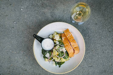 Lachs mit Salat auf Teller - JOHF00553