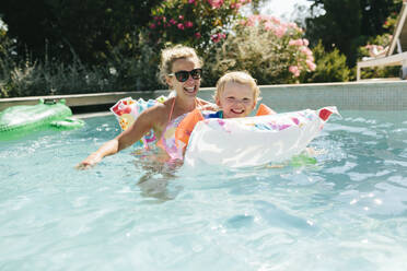 Mutter und Sohn im Schwimmbad - JOHF00585