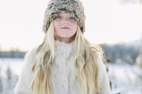 Porträt eines Mädchens im Winter - JOHF00597