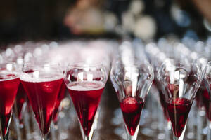 Champagnerflöten mit rotem Champagner - JOHF00606