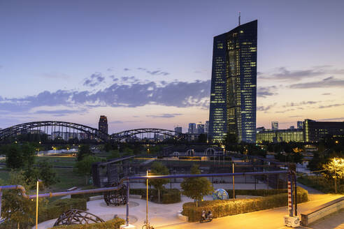 Europäische Zentralbank bei Sonnenuntergang, Frankfurt, Hessen, Deutschland, Europa - RHPLF10763