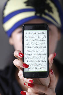 Frau mit einem digitalen Koran auf einem Smartphone, Vietnam, Indochina, Südostasien, Asien - RHPLF10772