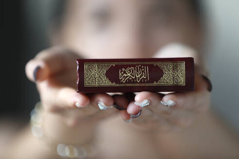 Muslimische Frau mit Koranbuch, Indochina, Südostasien, Asien - RHPLF10773