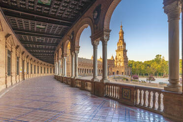 Sonnenaufgang auf dem alten Turm von der Kolonnade des halbrunden Säulengangs aus gesehen, Plaza de Espana, Sevilla, Andalusien, Spanien, Europa - RHPLF10783