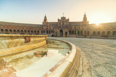 Vicente-Traver-Brunnen mit Blick auf den Turm und das Hauptgebäude, Plaza de Espana, Sevilla, Andalusien, Spanien, Europa - RHPLF10785