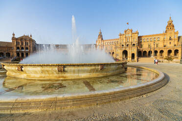 Vicente-Traver-Brunnen gegenüber dem zentralen Gebäude der Plaza de Espana, Sevilla, Andalusien, Spanien, Europa - RHPLF10789