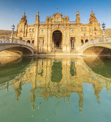 Panoramablick auf den alten Palast im Neo-Mudejar-Stil und die Art-Déco-Brücken am Kanal, Plaza de Espana, Sevilla, Andalusien, Spanien, Europa - RHPLF10796