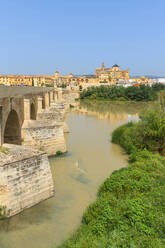 Puente Romano (römische Brücke) entlang des Guadalquivir-Flusses mit der Mezquita-Kathedrale im Hintergrund, Cordoba, UNESCO-Weltkulturerbe, Andalusien, Spanien, Europa - RHPLF10797