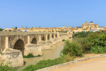 Puente Romano (römische Brücke) entlang des Guadalquivir-Flusses mit der Mezquita-Kathedrale im Hintergrund, Cordoba, UNESCO-Weltkulturerbe, Andalusien, Spanien, Europa - RHPLF10798