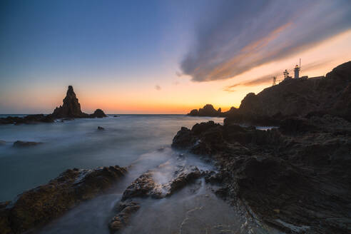 Küstenlinie mit Leuchtturm bei Sonnenuntergang im Naturpark Cabo de Gata-Nijar, Spanien, Europa - RHPLF10799