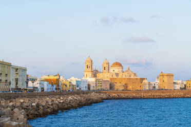 Kathedrale von Cádiz am Wasser in Cádiz, Spanien, Europa - RHPLF10803