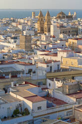 Blick vom Torre Tavira auf weiße Häuser in Cadiz, Spanien, Europa - RHPLF10805