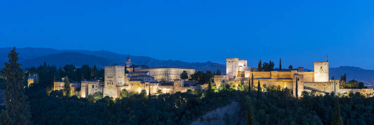 Panorama des Alhambra-Palastes bei Sonnenuntergang in Granada, Spanien, Europa - RHPLF10809