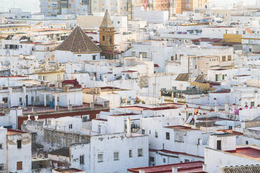 Blick vom Torre Tavira auf weiße Häuser in Cadiz, Spanien, Europa - RHPLF10813