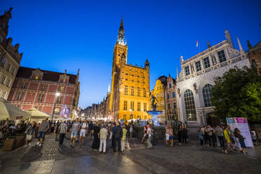 Hansehäuser mit dem Rathaus nach Sonnenuntergang in der Fußgängerzone von Danzig, Polen, Europa - RHPLF10826