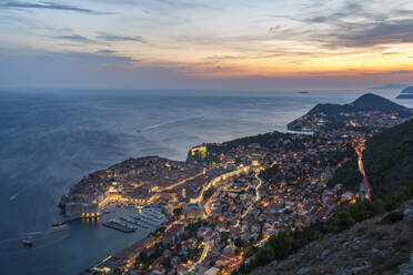 Die Stadt bei Sonnenuntergang von einem erhöhten Standpunkt aus, Dubrovnik, Gespanschaft Dubrovnik-Neretva, Kroatien, Europa - RHPLF10843