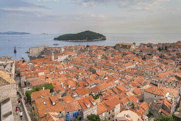 Blick auf die Altstadt und die Insel Lokrum im Sommer, Dubrovnik, UNESCO-Weltkulturerbe, Gespanschaft Dubrovnik-Neretva, Kroatien, Europa - RHPLF10847