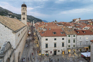 Blick auf das Franziskanerkloster und seinen Glockenturm in der Abenddämmerung, Dubrovnik, Gespanschaft Dubrovnik-Neretva, Kroatien, Europa - RHPLF10848