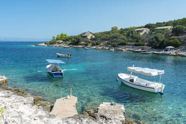 Boote an der kleinen Anlegestelle der Tankaraca-Bucht im Sommer, Vela Luka, Insel Korcula, Gespanschaft Dubrovnik-Neretva, Kroatien, Europa - RHPLF10850