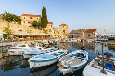 Boote am Pier der Stadt bei Sonnenuntergang, Bol, Insel Brac, Gespanschaft Split-Dalmatien, Kroatien, Europa - RHPLF10854