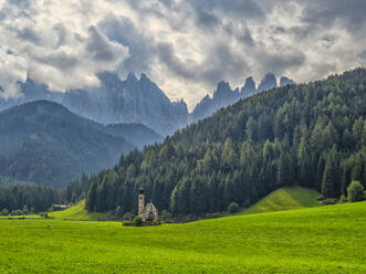 Santa Magdalena in Val di Funes, Kirche St. Johannes in Ranui, Fünser Tal, Trentino-Südtirol, Italien, Europa - RHPLF10862