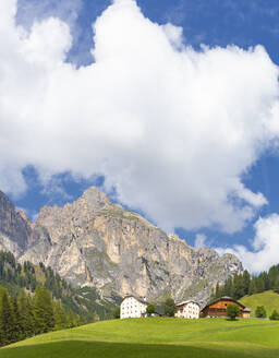 Traditionelle Häuser der Dolomiten, Kolfuschg, Gadertal, Südtirol, Dolomiten, Italien, Europa - RHPLF10869