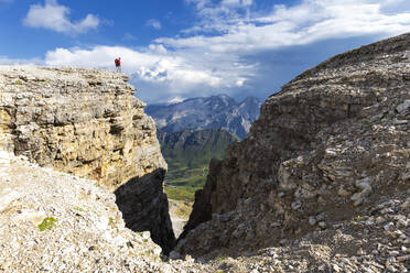 Wanderer schaut in Richtung Marmolad, Piz Pordoi, Pordoipass, Fassatal, Trentino, Dolomiten, Italien, Europa - RHPLF10874