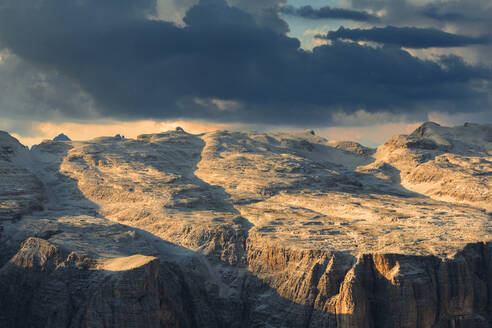 Sonnenuntergang auf der Sella-Hochebene, Piz Pordoi, Pordoijoch, Fassatal, Trentino, Dolomiten, Italien, Europa - RHPLF10882