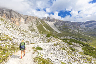 Ein Wanderer geht auf dem Weg zur Schutzhütte Pian di Cengia, Sextner Dolomiten, Provinz Belluno, Venetien, Italien, Europa - RHPLF10884