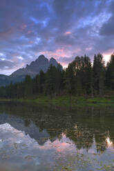 Die drei Lavaredo-Gipfel spiegeln sich im Antorno-See bei Sonnenaufgang, Sextner Dolomiten, Provinz Belluno, Venetien, Italien, Europa - RHPLF10891