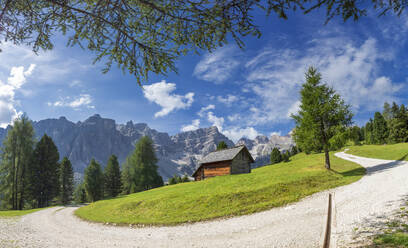 Weißer Weg mit traditioneller Hütte und Puez-Gruppe im Hintergrund, Longiaru, Gadertal, Südtirol, Dolomiten, Italien, Europa - RHPLF10893