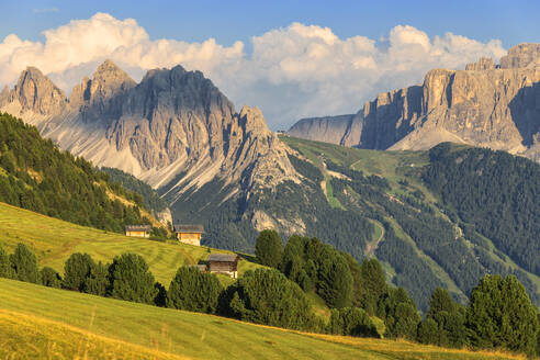 Traditionelle Hütten mit Cir-Gruppe und Sellagruppe im Hintergrund, St. Ulrich, Grödner Tal, Südtirol, Dolomiten, Italien, Europa - RHPLF10897