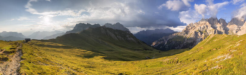 Panoramablick auf den San Nicolo Pass, Fassatal, Trentino, Dolomiten, Italien, Europa - RHPLF10913