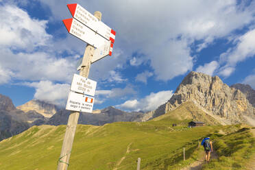 Wanderzeichen am San Nicolo Pass, Fassatal, Trentino, Dolomiten, Italien, Europa - RHPLF10914