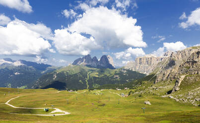 Skipisten im Sommer mit Langkofelgruppe im Hintergrund, Pordoijoch, Fassatal, Trentino, Dolomiten, Italien, Europa - RHPLF10918