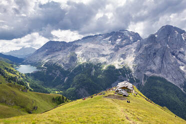 Viel del Pan Hütte mit Marmolada im Hintergrund, Pordoi Pass, Fassa Tal, Trentino, Dolomiten, Italien, Europa - RHPLF10920