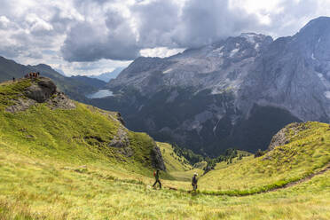 Wanderer auf dem Weg Viel del Pan in der Nähe des Pordoi-Passes, Fassa-Tal, Trentino, Dolomiten, Italien, Europa - RHPLF10924