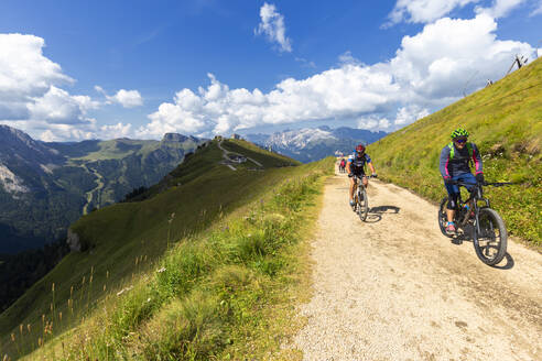 Biker auf dem Viel del Pan Weg, Pordoi Pass, Fassatal, Trentino, Dolomiten, Italien, Europa - RHPLF10925