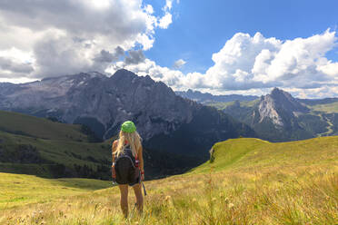 Mädchen schaut in Richtung Marmolada vom Viel del Pan Weg, Pordoi Pass, Fassa Tal, Trentino, Dolomiten, Italien, Europa - RHPLF10927