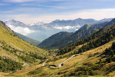 Ein typischer Blick auf die französischen Alpen im Sommer, mit blauem Himmel, Col du Glandon, Dauphine Alps, Savoie, Frankreich, Europa - RHPLF10930