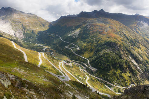 Die kurvenreichen Straßen der Furka- und Grimselpässe treffen sich beim Weiler Gletsch, Kanton Wallis, Schweiz, Europa - RHPLF10931