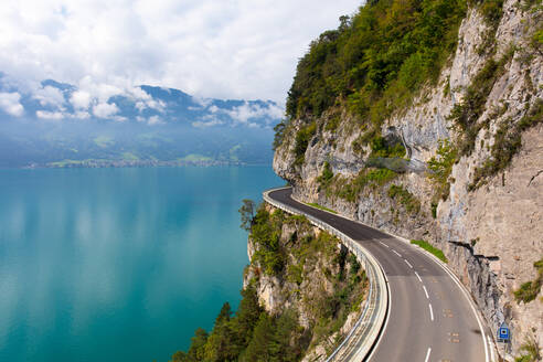Eine kurvenreiche Straße, die in die Seite eines Berges neben dem Thunersee gebaut wurde, Interlaken, Berner Oberland, Bern, Schweiz, Europa - RHPLF10932