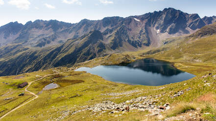 Ein See auf der Spitze des Gavia-Passes, Italienische Alpen, Lombardei, Italien, Europa - RHPLF10937