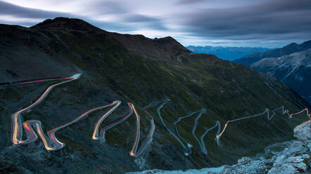 Lichtspuren bei Nacht auf dem Stilfserjoch (Passo dello Stelvio), Ostalpen, Italien, Europa - RHPLF10939