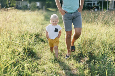 Vater mit Sohn beim Spaziergang - JOHF00643