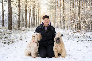 Lächelnde Frau mit Hunden - JOHF00733