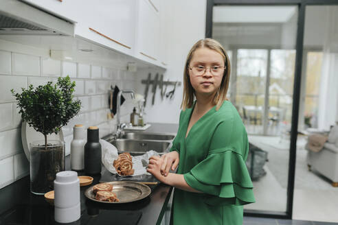 Teenager-Mädchen in der Küche - JOHF00801