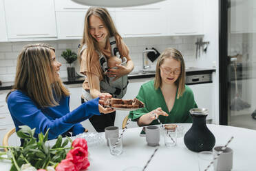 Familie am Tisch - JOHF00808