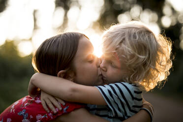 Brother and sister kissing - JOHF00819